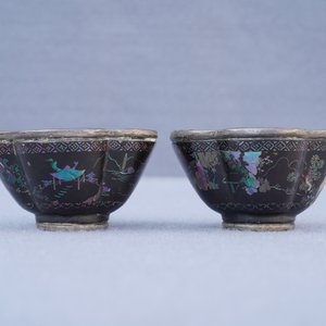 Une paire de tasses et soucoupes en argent et laque burgauté, Chine, Kangxi — photo 22