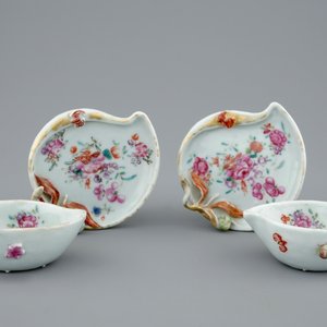 Une paire de tasses et soucoupes en forme de feuille en porcelaine de Chine famille rose, Qianlong, 18ème — photo 2