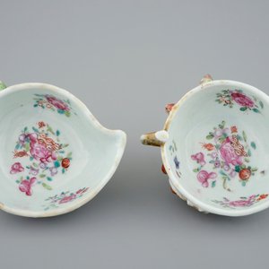 Une paire de tasses et soucoupes en forme de feuille en porcelaine de Chine famille rose, Qianlong, 18ème — photo 9