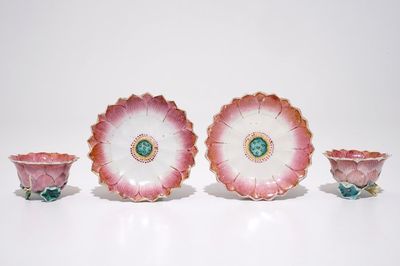 Une paire de tasses et soucoupes en forme de lotus en porcelaine de Chine famille rose, Yongzheng