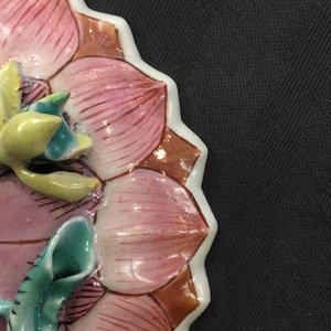 Une paire de tasses et soucoupes en forme de lotus en porcelaine de Chine famille rose, Yongzheng — photo 11