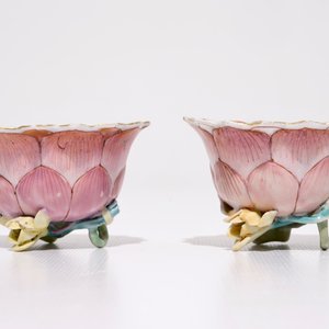 Une paire de tasses et soucoupes en forme de lotus en porcelaine de Chine famille rose, Yongzheng — photo 6