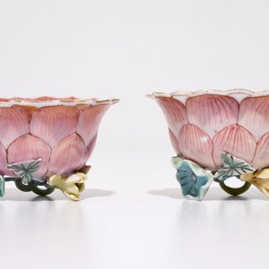 Une paire de tasses et soucoupes en forme de lotus en porcelaine de Chine famille rose, Yongzheng — photo 7