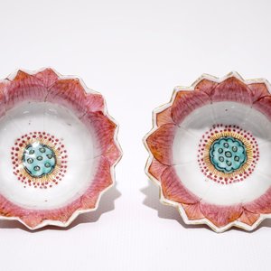 Une paire de tasses et soucoupes en forme de lotus en porcelaine de Chine famille rose, Yongzheng — photo 8
