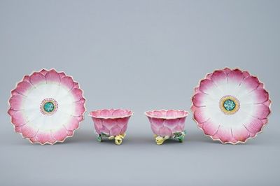 Une paire de tasses et soucoupes en forme de lotus en porcelaine de Chine famille rose, Yongzheng, 1723-1735
