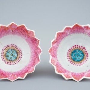 Une paire de tasses et soucoupes en forme de lotus en porcelaine de Chine famille rose, Yongzheng, 1723-1735 — photo 4