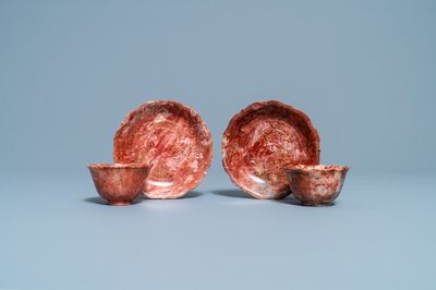 Une paire de tasses et soucoupes en pierre à savon dite 'de Shoushan' à décor incisé et doré, Chine, Kangxi