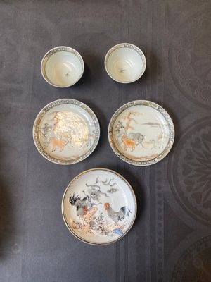 Une paire de tasses et soucoupes en porcelaine de Chine à décor de buffle en grisaille et rouge de fer et une soucoupe à décor de coq, Yongzheng — photo 1