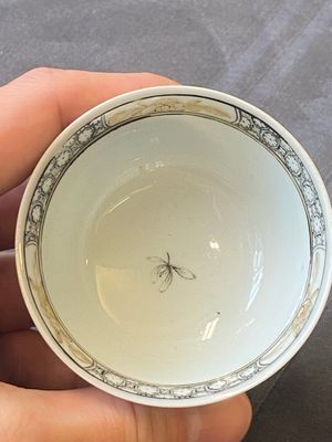 Une paire de tasses et soucoupes en porcelaine de Chine à décor de buffle en grisaille et rouge de fer et une soucoupe à décor de coq, Yongzheng — photo 24