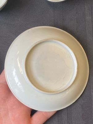Une paire de tasses et soucoupes en porcelaine de Chine à décor de buffle en grisaille et rouge de fer et une soucoupe à décor de coq, Yongzheng — photo 4