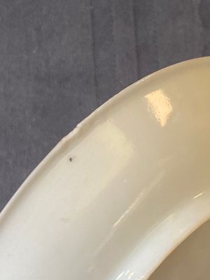 Une paire de tasses et soucoupes en porcelaine de Chine à décor de buffle en grisaille et rouge de fer et une soucoupe à décor de coq, Yongzheng — photo 5