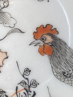 Une paire de tasses et soucoupes en porcelaine de Chine à décor de buffle en grisaille et rouge de fer et une soucoupe à décor de coq, Yongzheng — photo 8