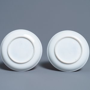 Une paire de tasses et soucoupes en porcelaine de Chine à décor de coqs et poules en grisaille et rouge de fer, Yongzheng — photo 3