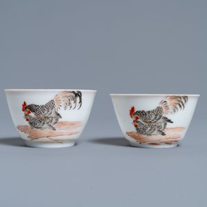 Une paire de tasses et soucoupes en porcelaine de Chine à décor de coqs et poules en grisaille et rouge de fer, Yongzheng — photo 6