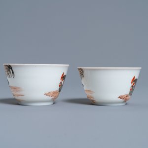 Une paire de tasses et soucoupes en porcelaine de Chine à décor de coqs et poules en grisaille et rouge de fer, Yongzheng — photo 7