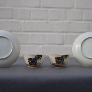 Une paire de tasses et soucoupes en porcelaine de Chine à décor de coqs et poules, Qianlong — photo 11