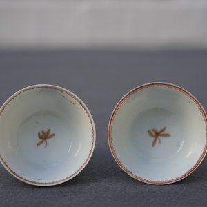 Une paire de tasses et soucoupes en porcelaine de Chine à décor de coqs et poules, Qianlong — photo 12