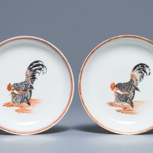 Une paire de tasses et soucoupes en porcelaine de Chine à décor de coqs et poules, Qianlong — photo 2