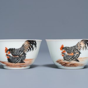 Une paire de tasses et soucoupes en porcelaine de Chine à décor de coqs et poules, Qianlong — photo 6