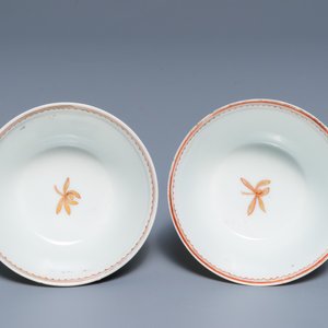 Une paire de tasses et soucoupes en porcelaine de Chine à décor de coqs et poules, Qianlong — photo 8