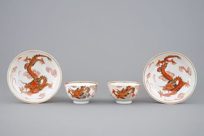 Une paire de tasses et soucoupes en porcelaine de Chine à décor de dragons en rouge de fer et doré, Yongzheng, 1723-1735