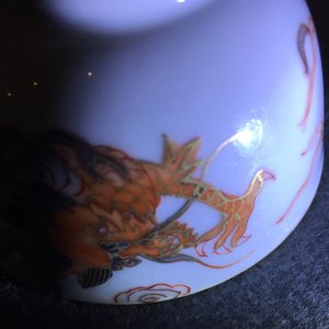Une paire de tasses et soucoupes en porcelaine de Chine à décor de dragons en rouge de fer et doré, Yongzheng, 1723-1735 — photo 11