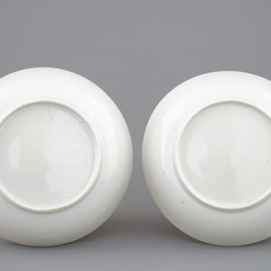 Une paire de tasses et soucoupes en porcelaine de Chine à décor de dragons en rouge de fer et doré, Yongzheng, 1723-1735 — photo 3