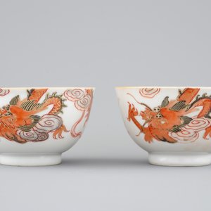 Une paire de tasses et soucoupes en porcelaine de Chine à décor de dragons en rouge de fer et doré, Yongzheng, 1723-1735 — photo 4