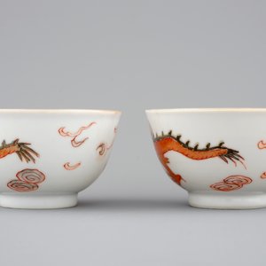 Une paire de tasses et soucoupes en porcelaine de Chine à décor de dragons en rouge de fer et doré, Yongzheng, 1723-1735 — photo 6