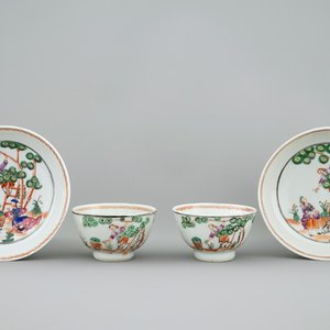 Une paire de tasses et soucoupes en porcelaine de Chine à décor de la cueillette des cerises, Qianlong, 18ème — photo 1