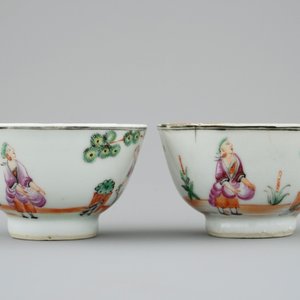 Une paire de tasses et soucoupes en porcelaine de Chine à décor de la cueillette des cerises, Qianlong, 18ème — photo 6
