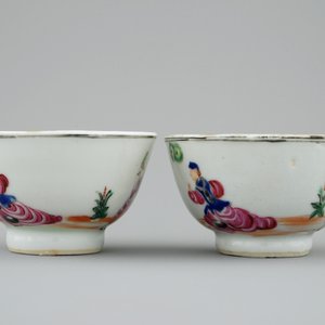 Une paire de tasses et soucoupes en porcelaine de Chine à décor de la cueillette des cerises, Qianlong, 18ème — photo 7