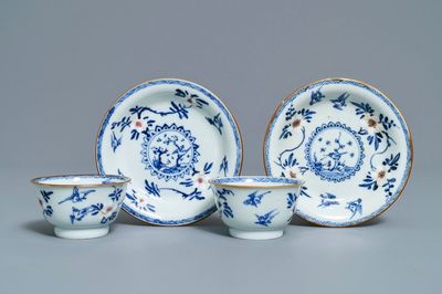 Une paire de tasses et soucoupes en porcelaine de Chine bleu, blanc et rouge, Kangxi