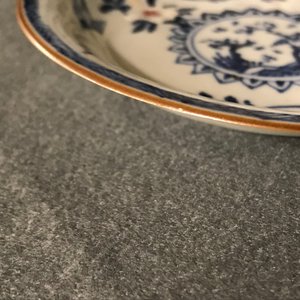Une paire de tasses et soucoupes en porcelaine de Chine bleu, blanc et rouge, Kangxi — photo 13