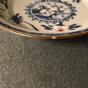 Une paire de tasses et soucoupes en porcelaine de Chine bleu, blanc et rouge, Kangxi — photo 14