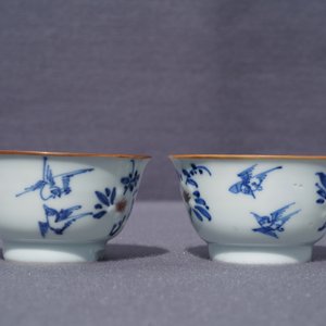 Une paire de tasses et soucoupes en porcelaine de Chine bleu, blanc et rouge, Kangxi — photo 17