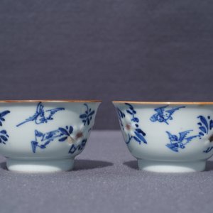 Une paire de tasses et soucoupes en porcelaine de Chine bleu, blanc et rouge, Kangxi — photo 18