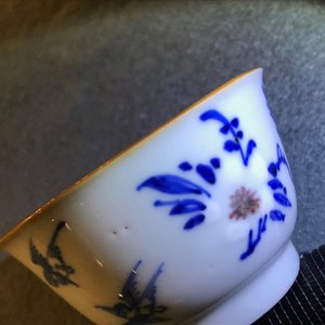 Une paire de tasses et soucoupes en porcelaine de Chine bleu, blanc et rouge, Kangxi — photo 10