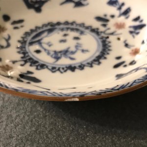 Une paire de tasses et soucoupes en porcelaine de Chine bleu, blanc et rouge, Kangxi — photo 11