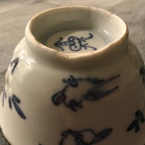 Une paire de tasses et soucoupes en porcelaine de Chine bleu, blanc et rouge, Kangxi — photo 15