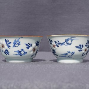Une paire de tasses et soucoupes en porcelaine de Chine bleu, blanc et rouge, Kangxi — photo 21