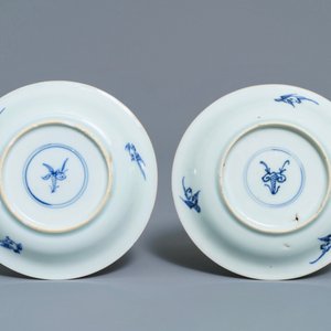 Une paire de tasses et soucoupes en porcelaine de Chine bleu, blanc et rouge, Kangxi — photo 3