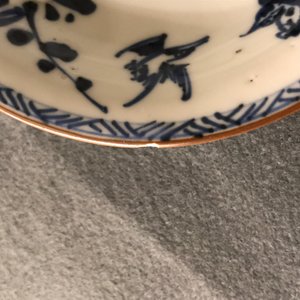 Une paire de tasses et soucoupes en porcelaine de Chine bleu, blanc et rouge, Kangxi — photo 10