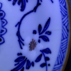 Une paire de tasses et soucoupes en porcelaine de Chine bleu, blanc et rouge, Kangxi — photo 14