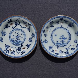 Une paire de tasses et soucoupes en porcelaine de Chine bleu, blanc et rouge, Kangxi — photo 18