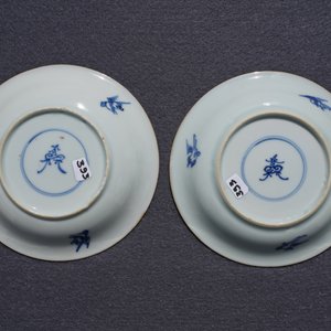 Une paire de tasses et soucoupes en porcelaine de Chine bleu, blanc et rouge, Kangxi — photo 19