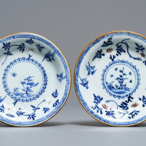 Une paire de tasses et soucoupes en porcelaine de Chine bleu, blanc et rouge, Kangxi — photo 2