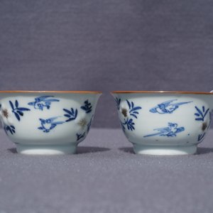 Une paire de tasses et soucoupes en porcelaine de Chine bleu, blanc et rouge, Kangxi — photo 21