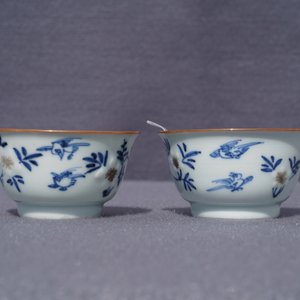 Une paire de tasses et soucoupes en porcelaine de Chine bleu, blanc et rouge, Kangxi — photo 22