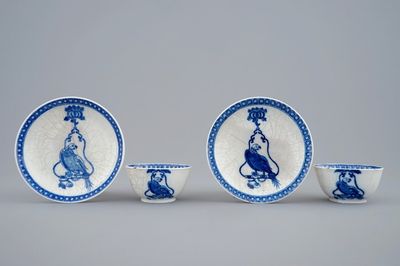 Une paire de tasses et soucoupes en porcelaine de Chine bleu et blanc à décor de perroquets, Qianlong, 18ème
